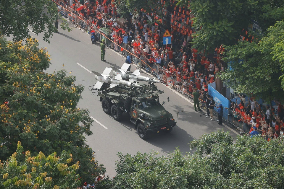 在人民的怀抱中行进。图自越通社