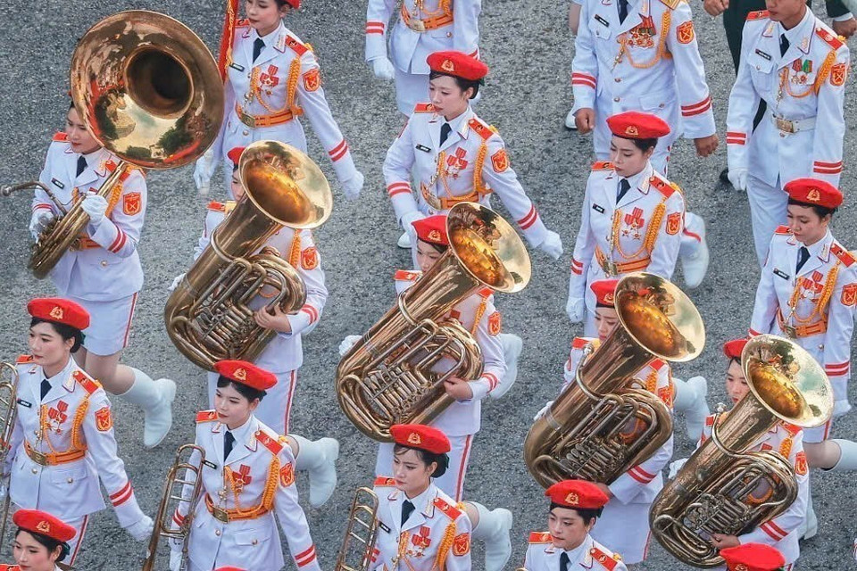 女军乐方阵在河内街头进行游行。图自越通社