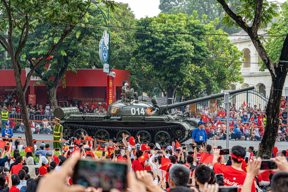 阅兵与游行方阵走过河内街头各条路线。图自越通社