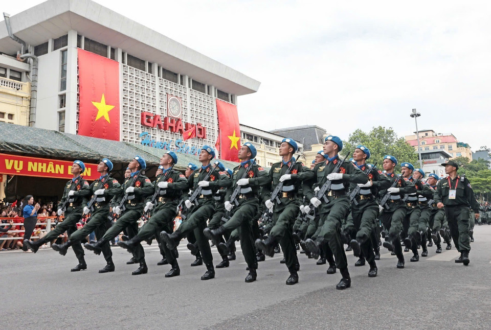 阅兵与游行方阵走过河内街头各条路线。图自越通社