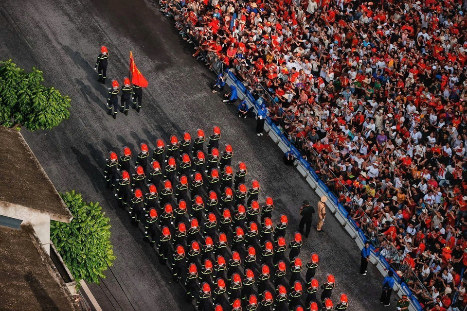 在人民的怀抱中行进。图自越通社