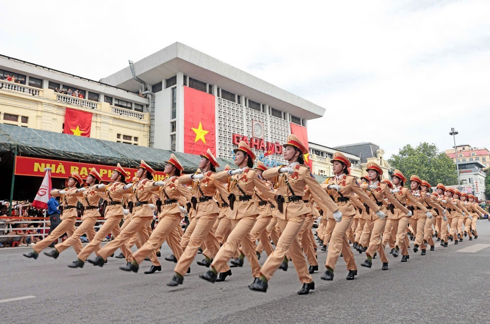 女交警队伍在经过河内火车站的黎笋街段进行游行。图自越通社