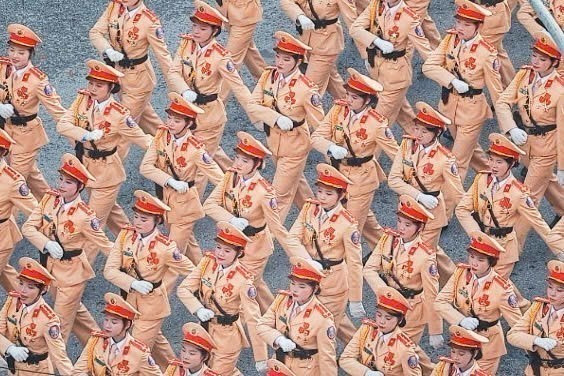 女交警队伍在经过河内火车站的黎笋街段进行游行。图自越通社