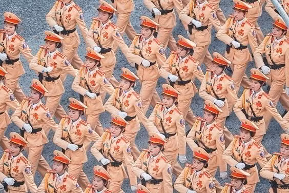 女交警队伍在经过河内火车站的黎笋街段进行游行。图自越通社
