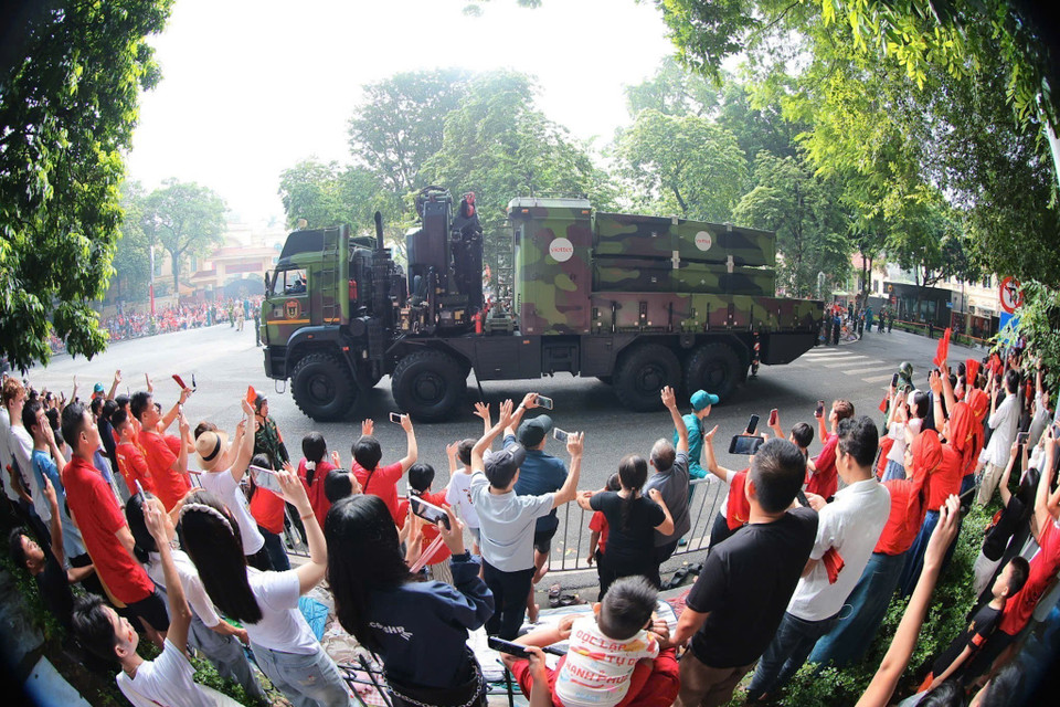在人民的怀抱中行进。图自越通社
