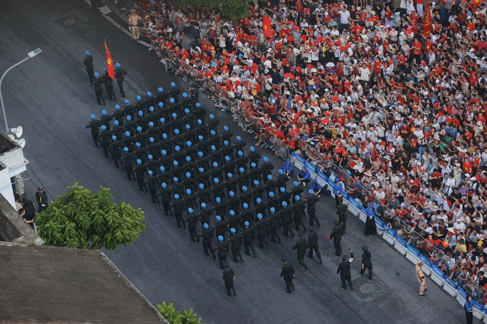 游行与阅兵方阵依次通过河内多条主要街道。图自越通社