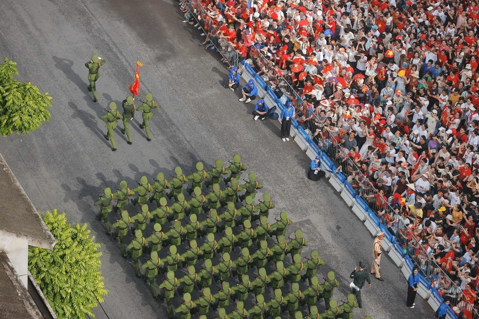 游行与阅兵方阵依次通过河内多条主要街道。图自越通社