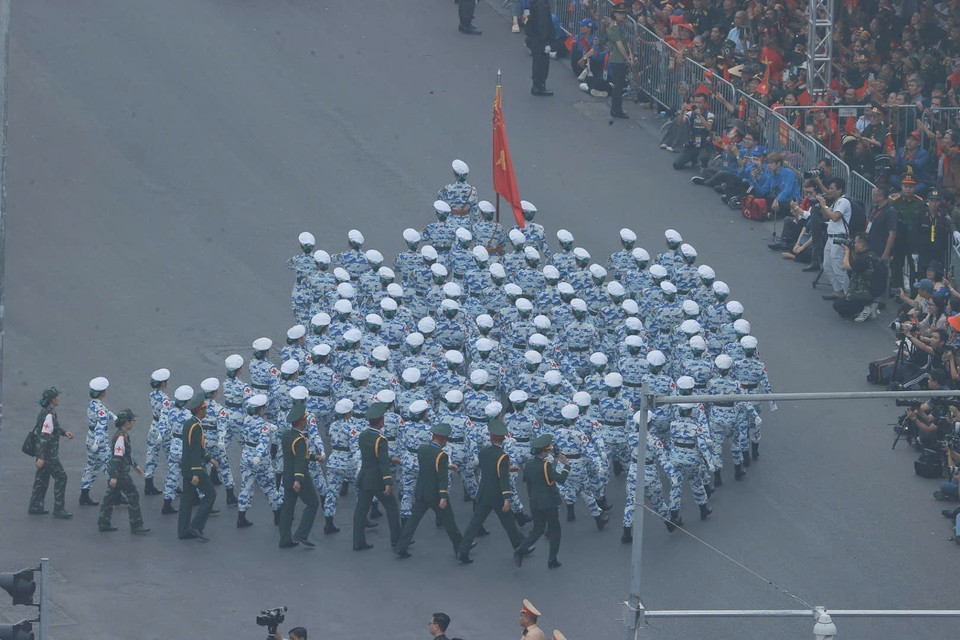 在人民的怀抱中行进。图自越通社