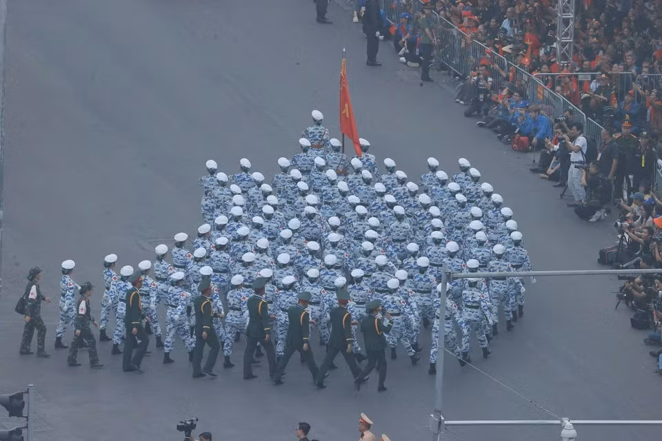 在人民的怀抱中行进。图自越通社