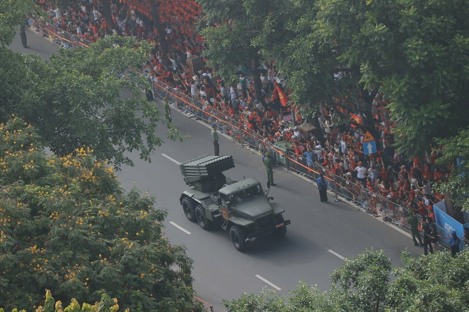 游行与阅兵方阵依次通过河内多条主要街道。图自越通社