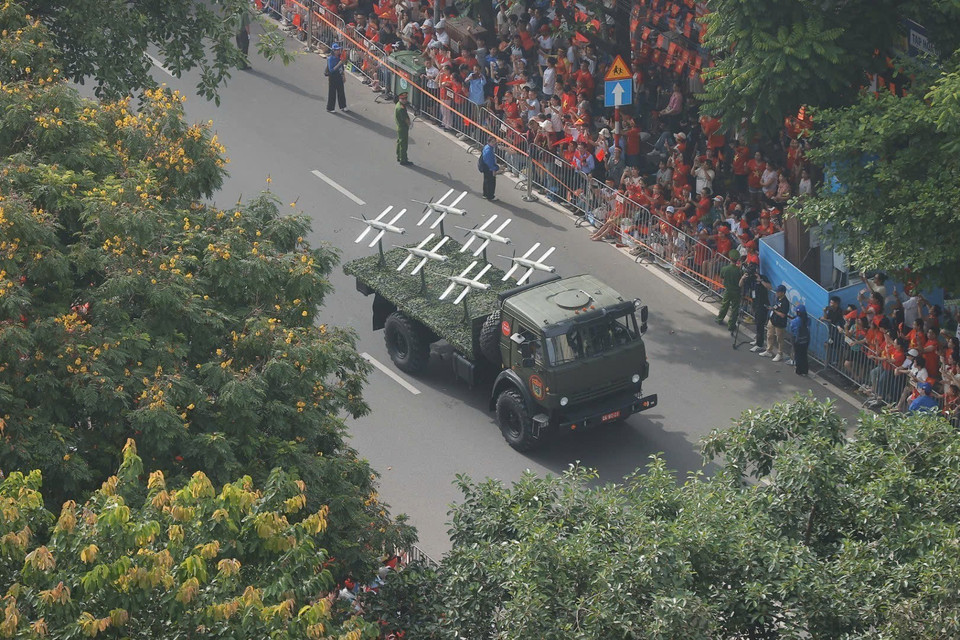 游行与阅兵方阵依次通过河内多条主要街道。图自越通社