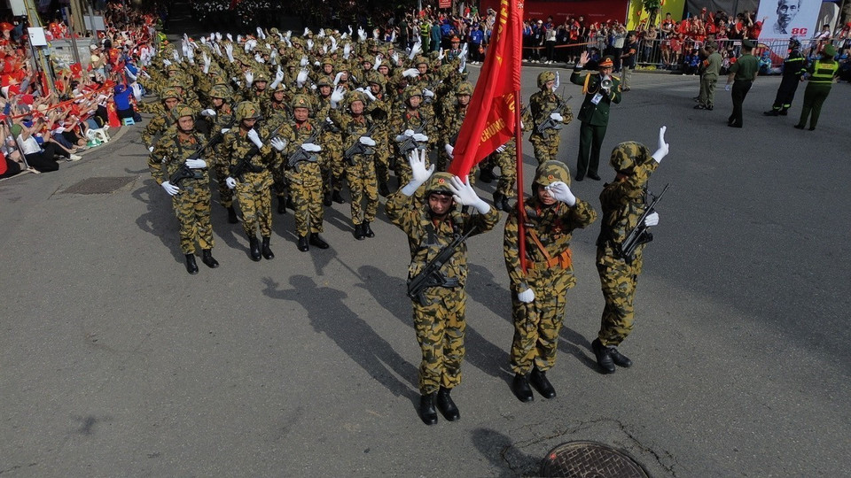 在人民的怀抱中行进。图自越通社