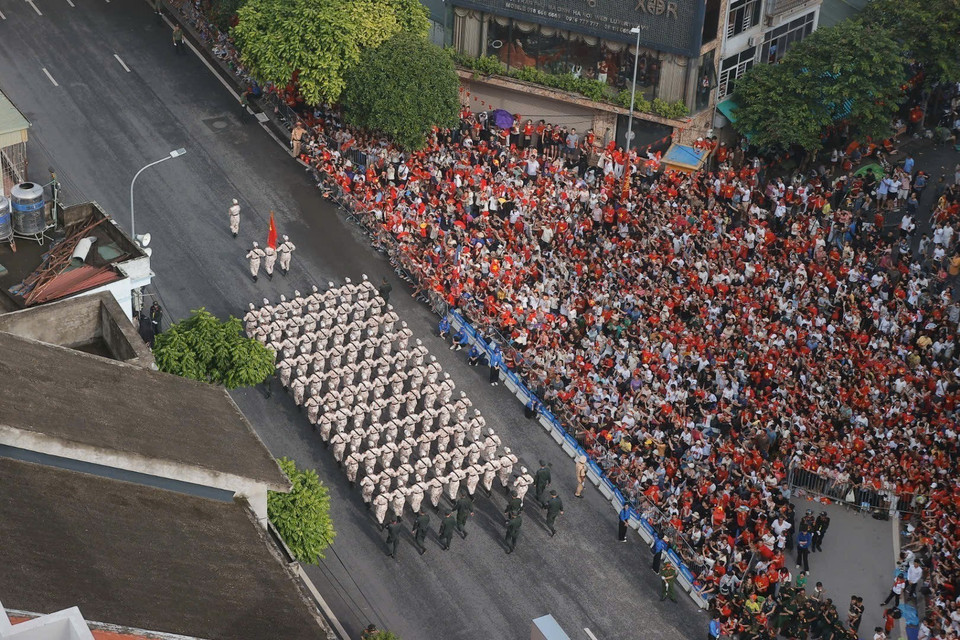 游行与阅兵方阵依次通过河内多条主要街道。图自越通社