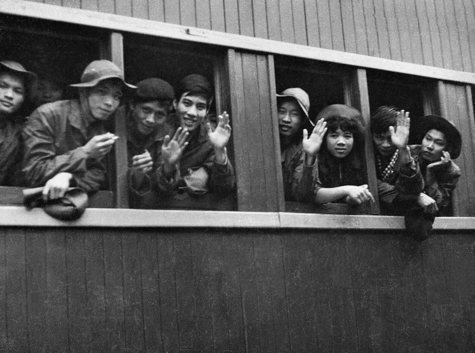 越南通讯社GP10级记者、电报员和技术人员乘坐火车前往南方战场支援。图自越通社