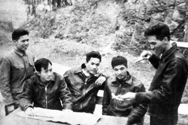 飞行员范遵（右一）与战友讨论在12昼夜空战中打击B-52的战术。1972年12月27日晚，他驾驶米格-21FM战机首次在空中击落“空中堡垒”B-52。图自越通社