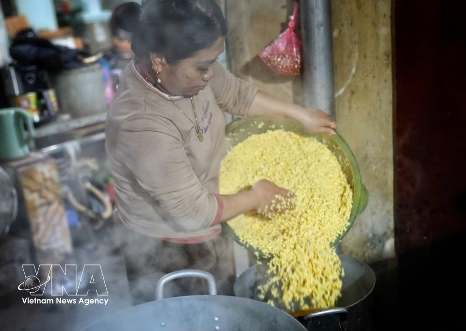 饼皮由糯米制成，使用栀子果自然着色。图自越通社
