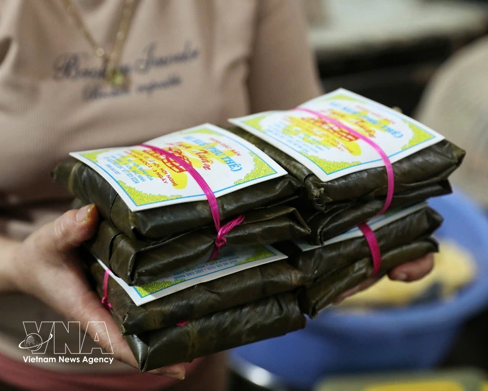 制作完成的夫妻饼。图自越通社