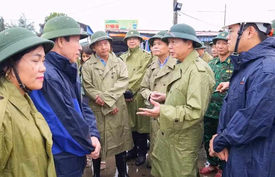 越南政府副总理陈红河亲自前往海防市，检查第3号台风防御工作。图自越通社