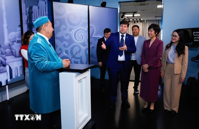 越通社社长武越庄对哈萨克斯坦总统广播电视综合大楼进行工作访问。图片来源：TRC/越通社
