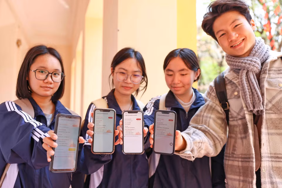 国民经济大学的大学生选民使用VNeID上的第十六届国会选举功能，查看自己的投票地点。图自越通社