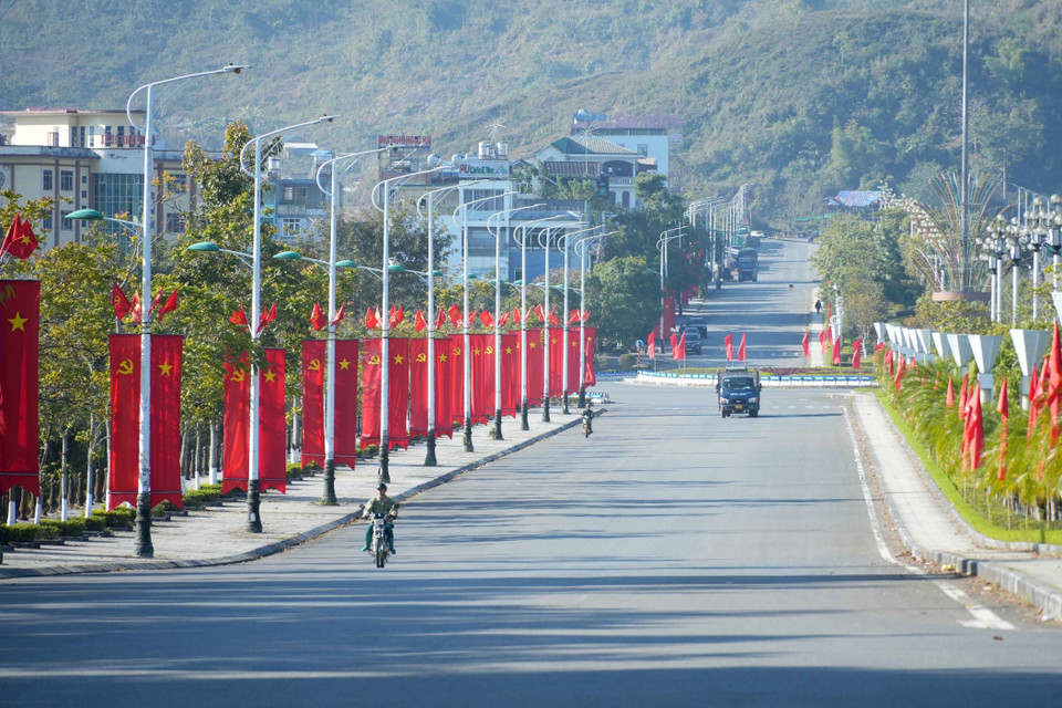黎利大道——通往莱州省行政中心的主要道路，被装点得格外绚丽。图自越通社