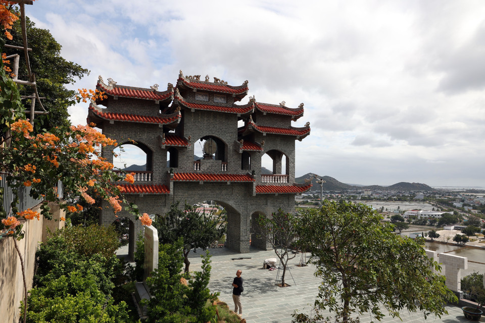 重山古寺内宁静清幽的空间吸引着游客前来参观和礼佛。图自越通社