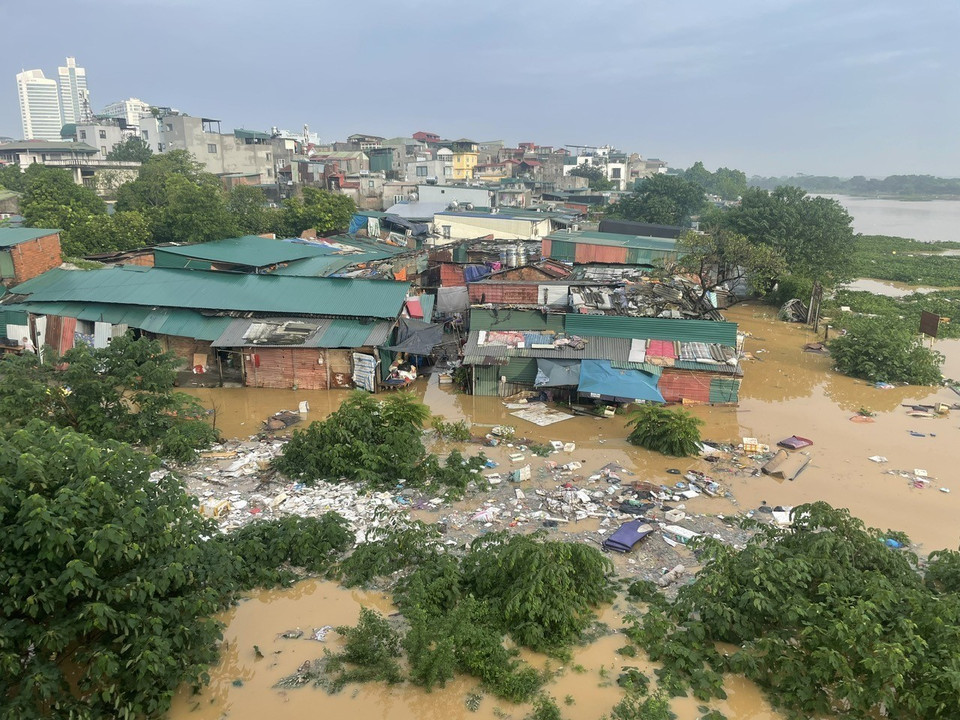 红河水位上涨，涌入沿岸居民区。图自越通社