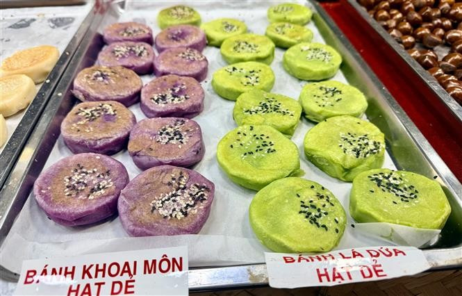 在活动中亮相的芋头糕与菠萝叶糕,展现越南南部糕饼的天然与健康风味。 图自越通社