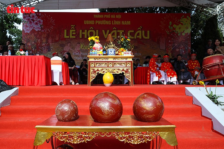 翠岭村争球摔跤节开幕仪式上的庄重空间。图自越通社