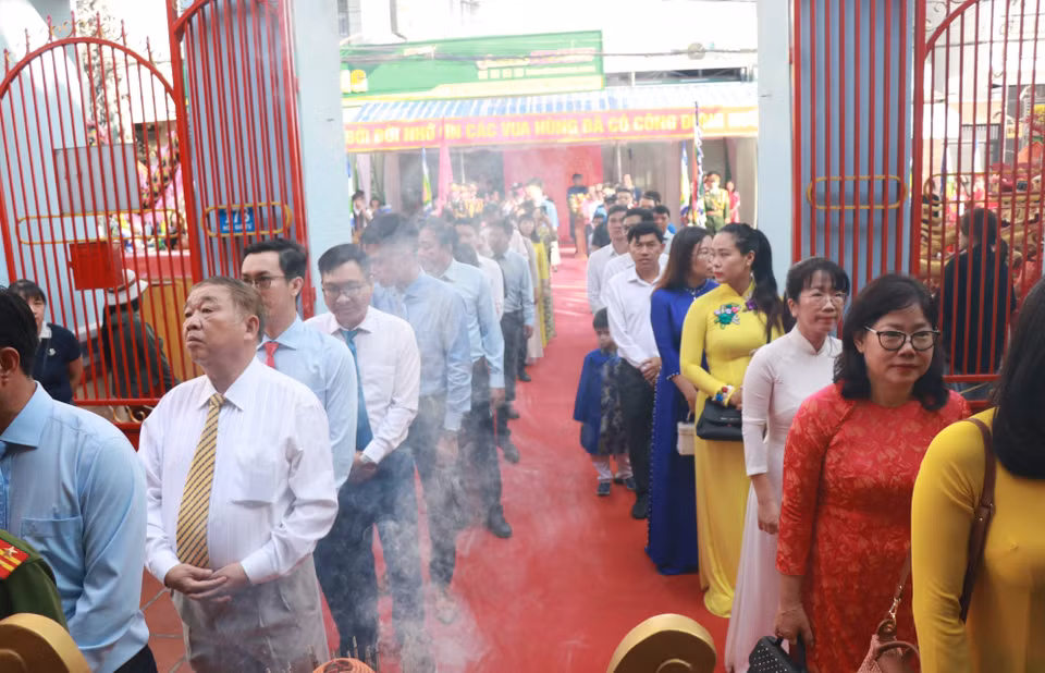 省领导、各厅局、行业、团体、武装力量代表、富寿省同乡会代表及广大民众出席仪式。图自越通社