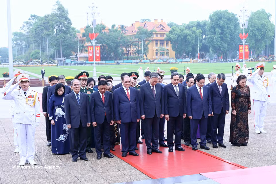 由越共中央总书记、国家主席苏林率领的党和国家现任及原领导代表团前往胡志明主席陵敬献花圈并进陵瞻仰。图自越通社