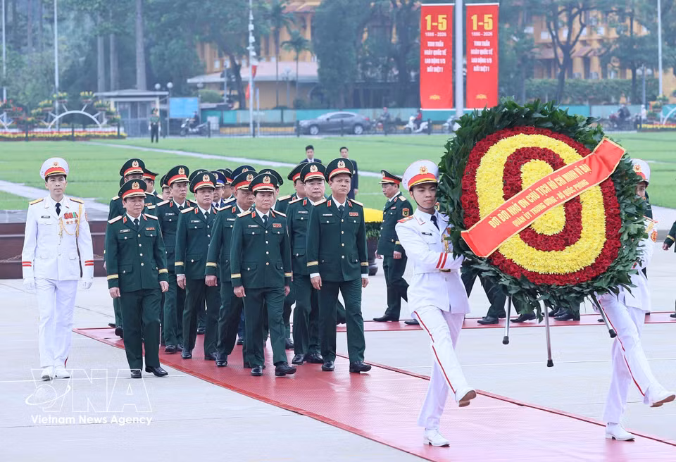 中央军委、国防部代表团前往胡志明主席陵敬献花圈并进陵瞻仰。图自越通社