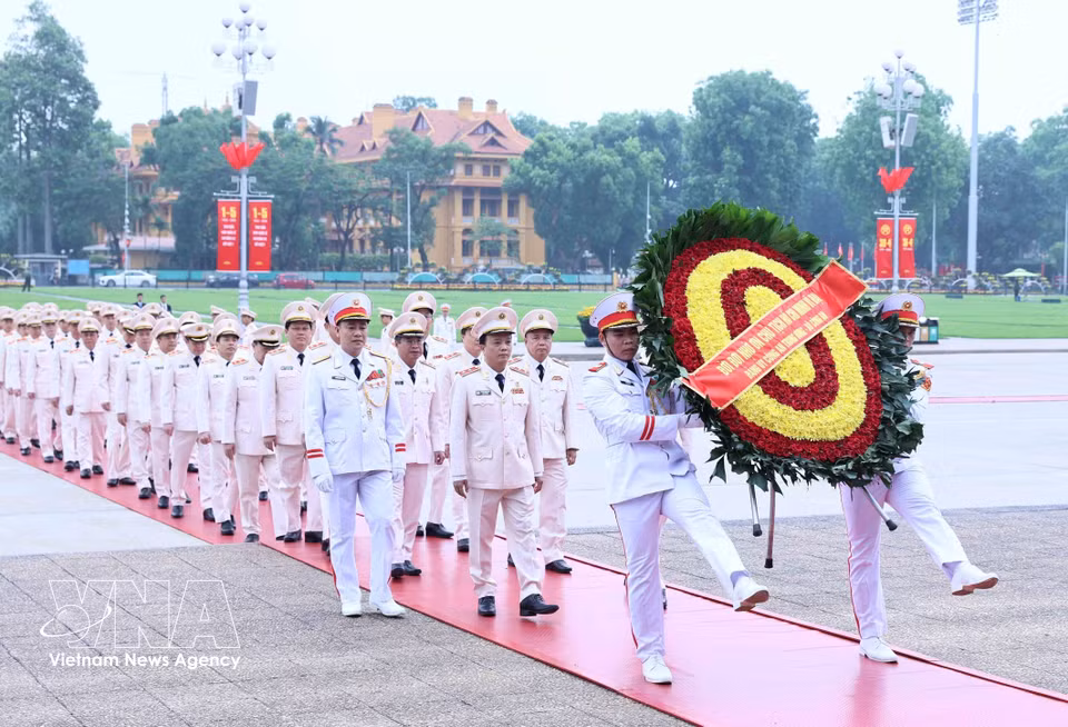 中央公安党委、公安部代表团前往胡志明主席陵敬献花圈并进陵瞻仰。图自越通社