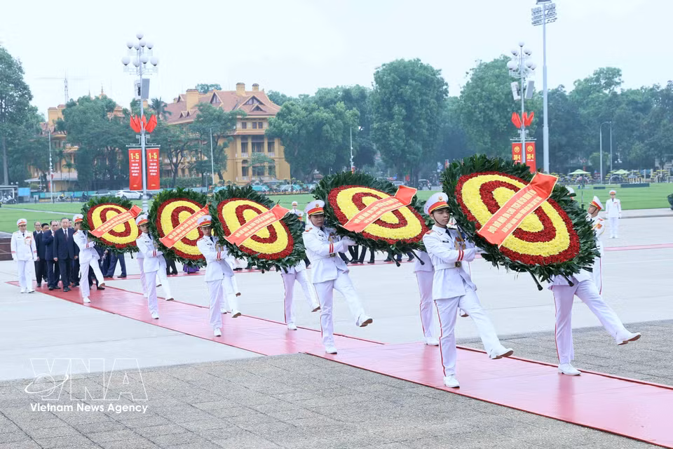 由越共中央总书记、国家主席苏林率领的党和国家现任及原领导代表团前往胡志明主席陵敬献花圈并进陵瞻仰。图自越通社