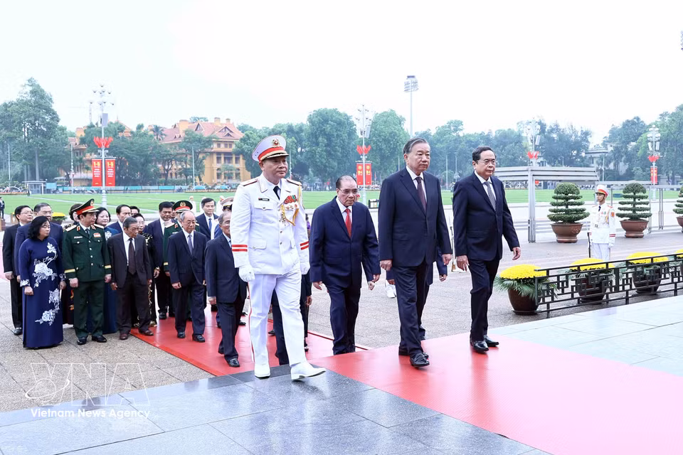 由越共中央总书记、国家主席苏林率领的党和国家现任及原领导代表团前往胡志明主席陵敬献花圈并进陵瞻仰。图自越通社