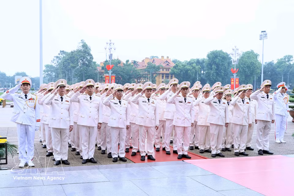 中央公安党委、公安部代表团前往胡志明主席陵敬献花圈并进陵瞻仰。图自越通社