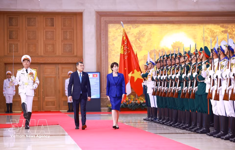 黎明兴总理与日本首相高市早苗检阅越南人民军仪仗队。 图自越通社