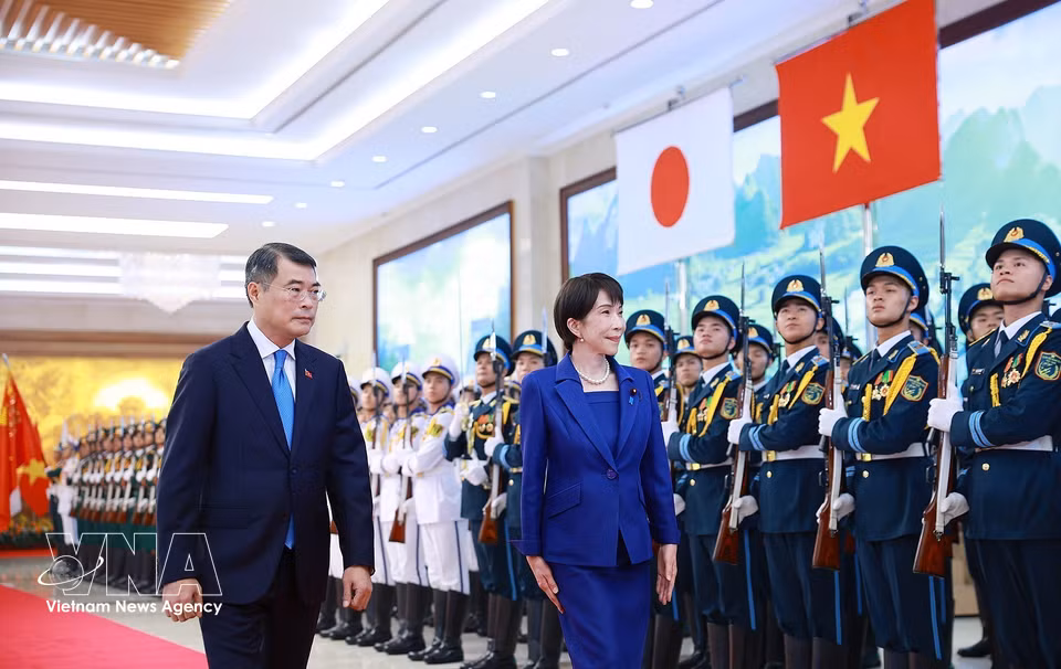 黎明兴总理与日本首相高市早苗检阅越南人民军仪仗队。 图自越通社