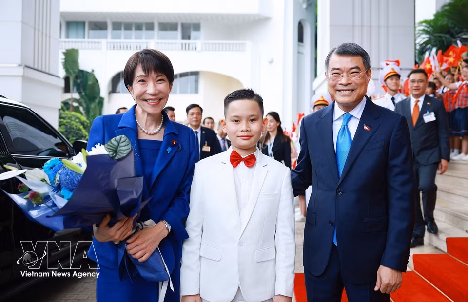 首都少年儿童献花欢迎日本首相高市早苗对越南进行正式访问。 图自越通社