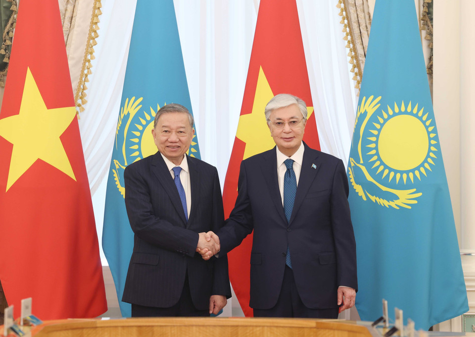 苏林总书记与哈萨克斯坦总统托卡耶夫在国家级会谈前合影。图自越通社