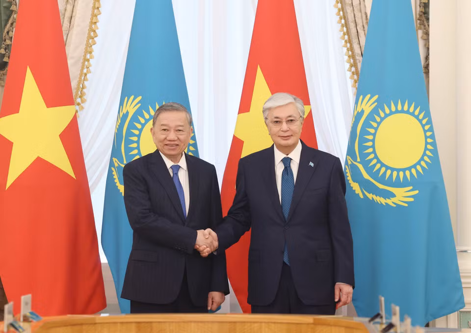 苏林总书记与哈萨克斯坦总统托卡耶夫在国家级会谈前合影。图自越通社