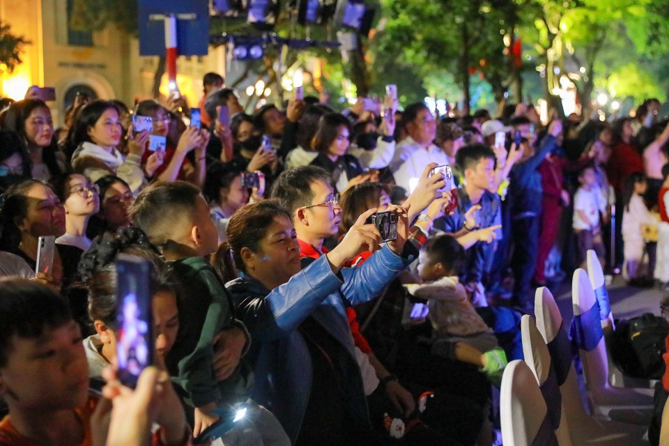 还剑湖-龟塔艺术灯光空间吸引了大量市民与游客的关注。图自越通社