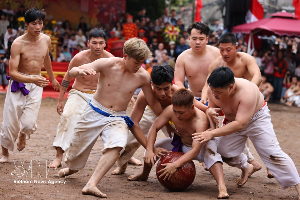 各队之间激烈胶着的争球场面。图自越通社