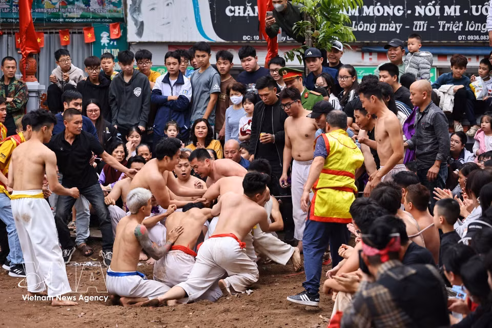 观众们在翠岭村亭紧张专注地观看每一个争球瞬间。图自越通社