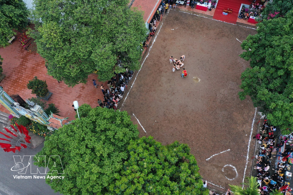 争球摔跤节旨在感念城隍灵郎大王的恩德，推崇尚武传统，守护地方文化特色。图自越通社