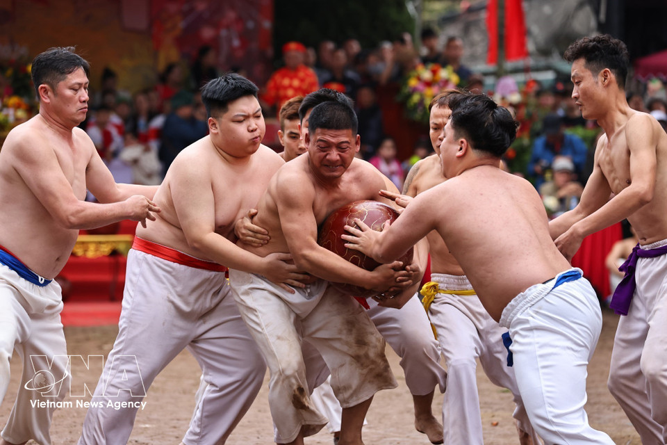 各队之间激烈胶着的争球场面。图自越通社