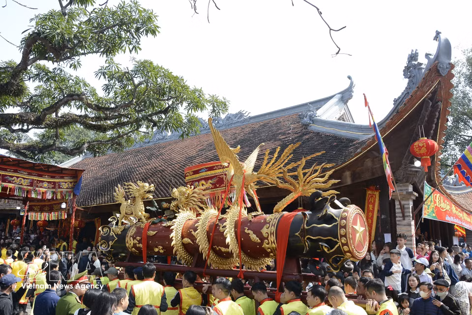 上午11时许，迎炮队伍将炮迎回村亭举行祭祀仪式。图自越通社