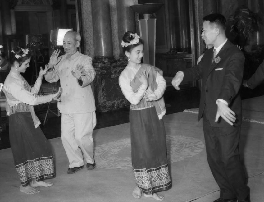 1963年3月12日,胡志明主席与老挝国王西萨旺·瓦达纳在河内机械厂联欢。图自越通社