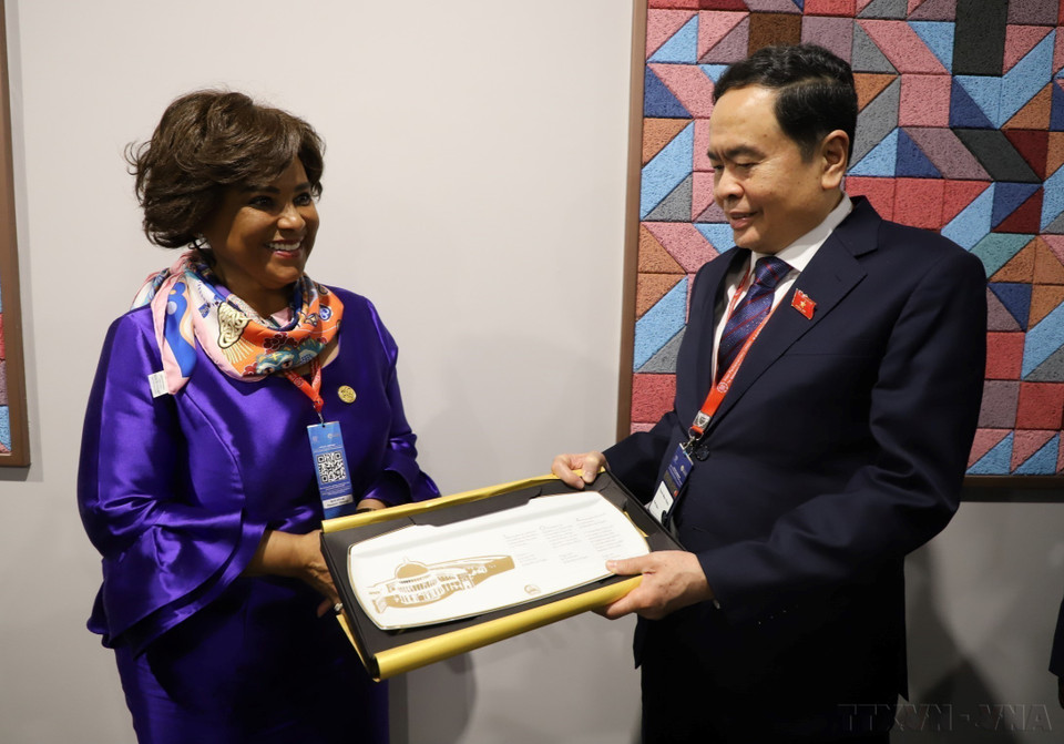 越南国会常务副主席陈清敏在第146届各国议会联盟大会(巴林,2023年3月13日)期间会见安哥拉国民议会议长卡罗琳娜·塞凯拉。图自越通社