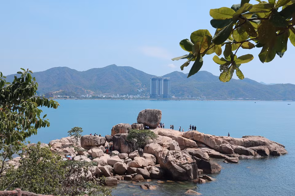 庆和省芽庄坊的著名自然景点——重礁（Hòn Chồng）。图自越通社